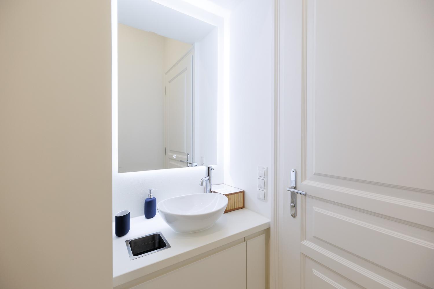 Ultra Spacious 3-bedroom 3-bath Steps From Vienna's Historic Heart Apartment Wien