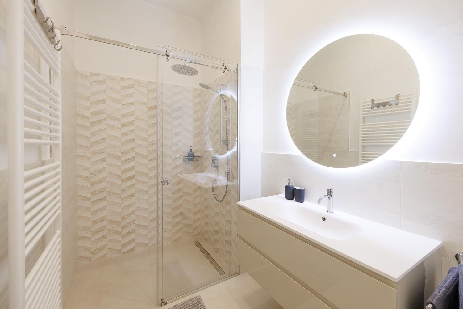 Ultra Spacious 3-bedroom 3-bath Steps From Vienna's Historic Heart Wien